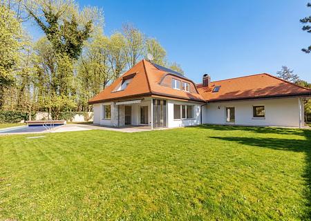 Familiär und vielseitig: Großzügige Villa mit viel Privatsphäre, Garten und Pool - Attraktive Familienvilla