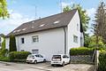 Kaufen & Sofortbezug I 3-Zi-DG-ETW I Südbalkon & Stellplatz I 
Bestlage von Ismaning! - Hausansicht mit PKW Stellplätzen