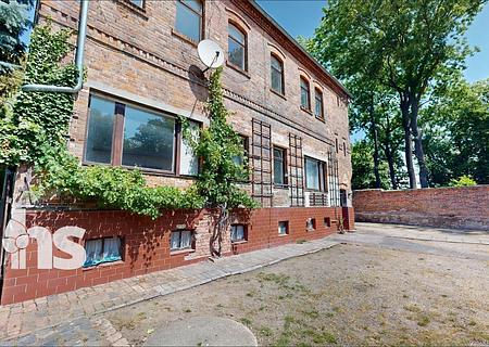 Gegen Gebot: PROVISIONSFREI: romantisches Zweifamilienhaus mit idyllischen Garten in Schafstädt - Hofblick