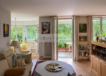 Gepflegte, große 2-Zimmer-ETW mit verglastem Westerker & TG Platz / Verkauf auf Nießbrauchbasis - Wohnzimmer