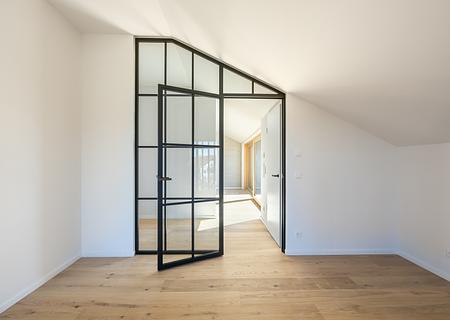 Erstbezug: Sehr charmante, großzügige 2-Zimmer-Wohnung mit sonniger Dachterrasse und Bergblick - Schlafzimmer mit modernem Glaselement