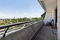 ++ Stadtblick deluxe: Provisionsfrei 2-Zimmer-Wohnung mit Skyline und Pool ++ - Balkon vorne