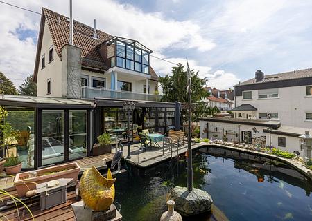 MFH in ruhiger Lage trotz Nähe zum Flughafen Verkauf mit Teil Rückmietung DG 66qm Eigennutzung - Garten/Teich mit Haus