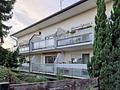 Top modernisiertes Single-Apartment mit großem Balkon - in Neuried bei München. - Balkon im Hochparterre Mitte