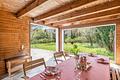 Einfamilienhaus mit großem, sonnigem Garten und viel Potenzial zur Neugestaltung - Überdachter Freisitz