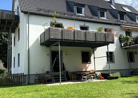 3-Zimmer-Wohnung mit 400 m² Gartenanteil, Sonnenterrasse und beheizten Hobby-Raum in Unterföhring! - Aussenansicht