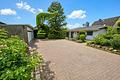 Traumhaftes Gartenparadies in ruhiger Sackgassenlage – Charmanter Bungalow mit großem Potential ! - Auffahrt mit Hausblick