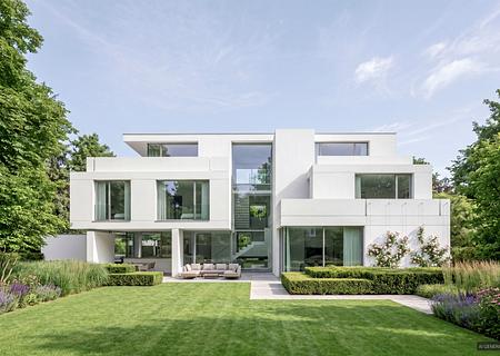 Highend-Lage Im Herzogpark: Privat zurückversetztes Baugrundstück mit Vorbescheid für Villa - Prachtvolle Villa - Mustervisualisierung
