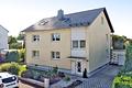 Gepflegtes Zweifamilienhaus mit Garten, Terrasse und vielseitigen Nutzungsmöglichkeiten - Vorderansicht