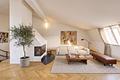Hinreissende Dachgeschoss-Maisonette mit 3 Zimmern, Terrasse und Panoramablick - Wohnbereich mit Kamin (virtuell möbliert)
