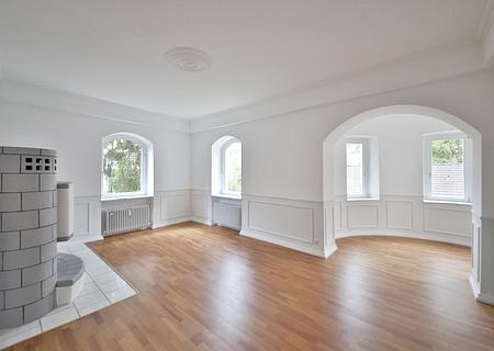 Außergewöhnlich schöne 2-Zimmer- Single- Wohnung in Bestlage von Baden-Baden zu vermieten - Wohnzimmer vom Flur aus