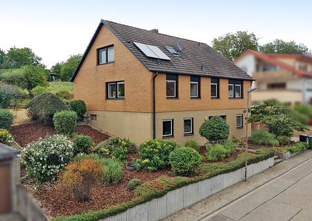 Sanierungsbedürftiges Einfamilienhaus mit 113 qm Wohnfläche auf einer Ebene und großem Garten - Frontansicht