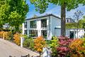 Englisch inspirierte, neuwertige Villa von 2019, in nobelster Grünwalder Lage - Klassisch-elegante Familienvilla in absolut ruhiger, grüner Villenlage
