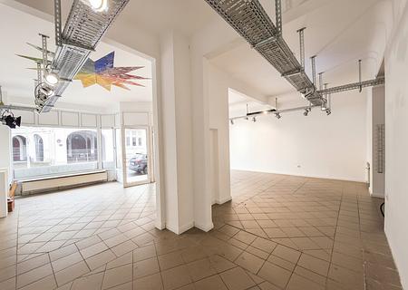 Laden & Lager zentral in Varel - 350qm Platz für Ihr Vorhaben, in direkter Nähe zur Innenstadt - Vorderer_Bereich_Blick_zur_Tuer