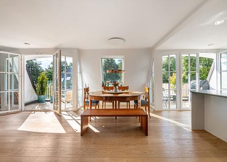 Perfekt gegliedert: 4,5-Zimmer-Wohnung mit Dachterrassen und Designer-Ausstattung - Stilvolle Dachgeschosswohnung