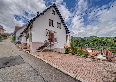 Zweifamilienhaus mit Potenzial in ruhiger Schwarzwaldlage von Forbach-Gausbach - Hausansicht