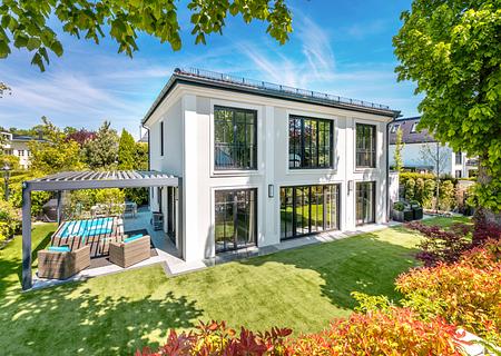 Englisch inspirierte, neuwertige Villa von 2019, in nobelster Grünwalder Lage - Klassisch-elegante Familienvilla in absolut ruhiger, grüner Villenlage