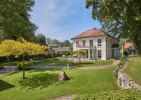 Zeitlos elegante Villa mit Natur-Schwimmteich und prachtvollem Parkgarten in Ammerland - Stimmige Villenklassik