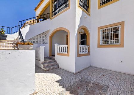 Erdgeschosswohnung mit Terrasse, Innenhof und Gemeinschaftspool