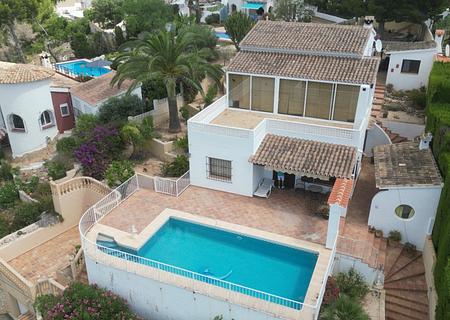 Villa mit herrlichem Meerblick, stadtnahe, 2 Wohneinheiten, gr. Garage, BBQ, Wintergarten, Heizung etc.