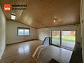 Fernab des Trubels - Entwicklungspotenzial und klare Perspektive für Mieter - Wohnzimmer mit Empore