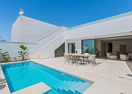 Villen mit 3 Schlafzimmern, 2 Bädern, Klimaanlage, Kfz-Stellplatz und Privatpool in der La Serena Golfanlage