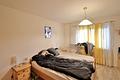 Ruhig gelegene 2-Zimmer-Wohnung mit offener Wohnküche, Balkon & Garage - zum Sommer bezugsfrei - Schlafen