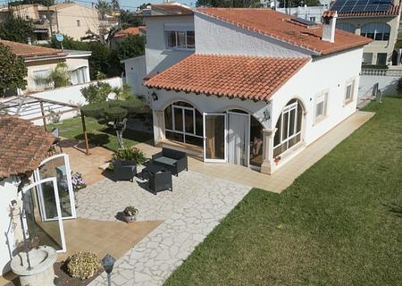 Villa mit 3 Schlafzimmern und 3 Bädern nur 400 Meter vom Strand Les Deveses entfernt