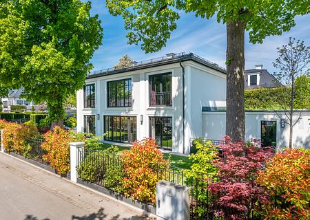 Englisch inspirierte, neuwertige Villa von 2019, in nobelster Grünwalder Lage - Klassisch-elegante Familienvilla in absolut ruhiger, grüner Villenlage
