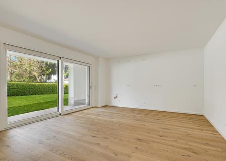 Erstbezug: Stilvolle 2-Zimmer-Gartenwohnung mit Terrasse und zauberhaftem West-Privatgarten - Lichtdurchflutetes Wohnzimmer