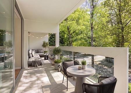 Exzellente und ruhige Lage, stilvolle Nachbarschaft: Großzügige 3-Zimmer-Wohnung mit Loggia - Überdachte Loggia (virtuell möbliert)