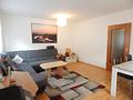 Vermietete, helle 2-Zimmer-Wohnung in Salzburghofen mit Balkon, Aufzug & zwei Stellplätzen - Wohnzimmer