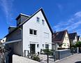 Solln: Moderne Doppelhaushälfte mit schönem Westgarten und Carport - Strassenansicht