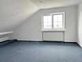 Modernisierte Doppelhaushälfte mit alteingewachsenem Traumgarten - großes Zimmer DG