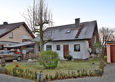 Freistehendes Einfamilienhaus  im Grünen mit Einliegerwohnung und traumhaften Südblick - Außenansicht