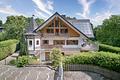 Exklusive Landhaus-Villa in malerischer Landschaft zwischen See und Golfplatz - Repräsentatives Familiendomizil