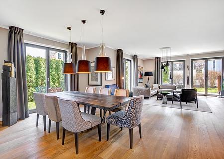 Haus-im-Haus: Großzügiges Domizil in stylischer Design-Ästhetik mit sonnigem Garten - Großzügiges Familiendomizil