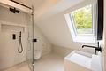 Top-Villenlage Herzogpark: Stylisches Design-Domizil mit Sauna, Whirlpool und Highend-Haustechnik - Duschbad im Dachstudio