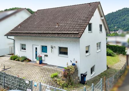 Flexible Immobilie: bis zu 3 Wohneinheiten und großer Garten mit Bebauungsmöglichkeit - Straßenansicht