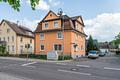 Historisches MFH mit 3 Wohnungen, Bauplatz & Top-Modernisierung – starke Kapitalanlage - Straßenansicht