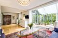 Ein Garten zum Verlieben. Ein Haus voller Möglichkeiten. Ihr Zuhause in Dießen. - Wohnzimmer mit Wintergarten
