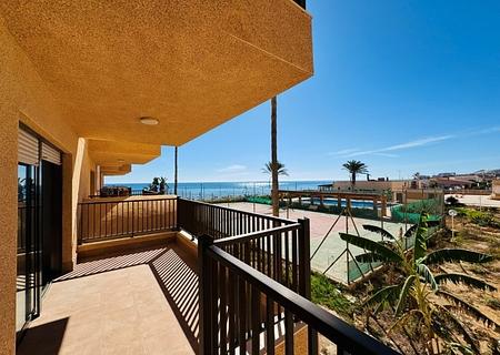Wunderschöne renovierte Wohnung mit Meerblick in erster Strandreihe in La Mata