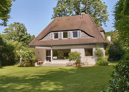 Familienglück am See: Domizil mit Stil und Esprit - Uneinsehbar und grün eingewachsen 