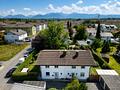 Grünes Familienidyll mit Bergblick – sofort bezugsfreie Doppelhaushälfte auf 578 m² Grundstück - Vogelperspektive Bergblick