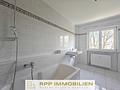 Lichtdurchfluteter Wohntraum mit 4-Zimmer-Option in parkähnlicher Umgebung in Oberschleißheim - Badezimmer
