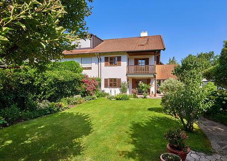 Isartaler Holzhaus mit idyllischem Garten und ca. 60 m² Ausbaupotenzial im Dachgeschoss - Familiengerechtes Stadthaus