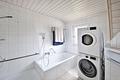 Vermietete Maisonettewohnung in Neckarnähe – Kapitalanlage mit Hauscharakter - Helles, minimalistisches Badezimmer mit Wanne