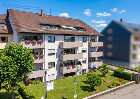 Investitionsobjekt in Schömberg – vermietete 2-Zimmer-Wohnung in gepflegtem Mehrfamilienhaus - Hausansicht