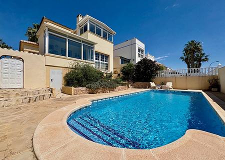 Mediterrane Villa mit 2 Schlafzimmern, 2 Bädern, Privatpool und fantastischem Ausblick