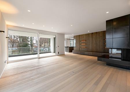 Luxuriöse 4-Zimmer-Wohnung mit sonniger Balkonterrasse in idyllischer Toplage zum Zweitbezug - Charme eines Alpen-Chalets